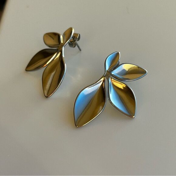 Flower Design Stud Earrings, Stainless Steel Jewelry - Picture 2 of 10